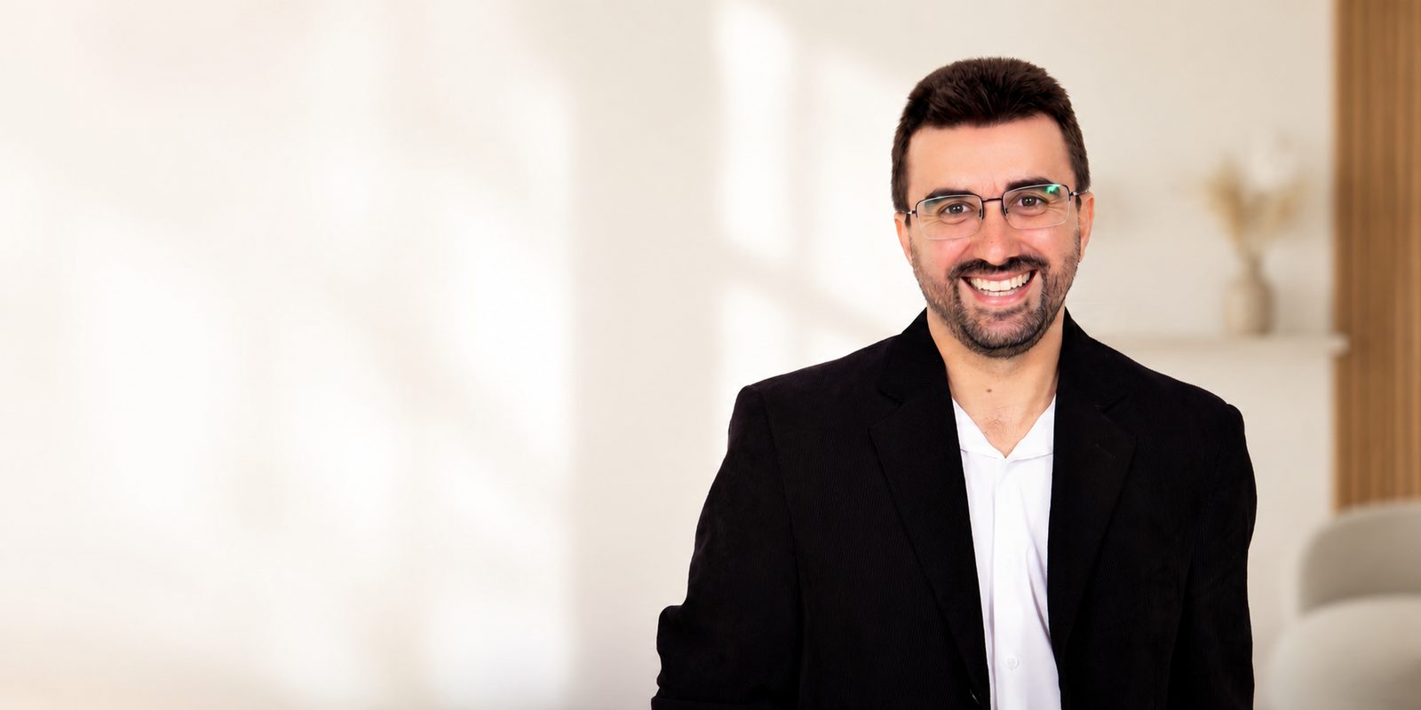 Fabrício Guerra em um ambiente profissional